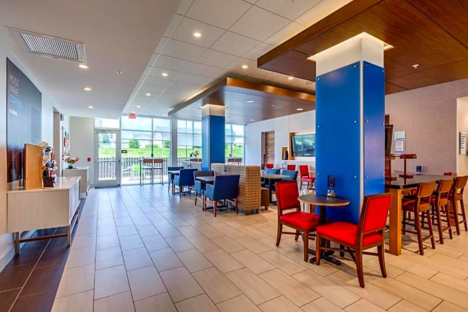 Holiday Inn Express & Suite Milroy - Reedsville By IHG