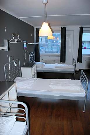 Single Bed in Mixed 6-Bed Dormitory Room with Shared Bathroom