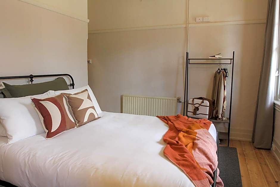 Alpine Hotel, Eat Drink Sleep