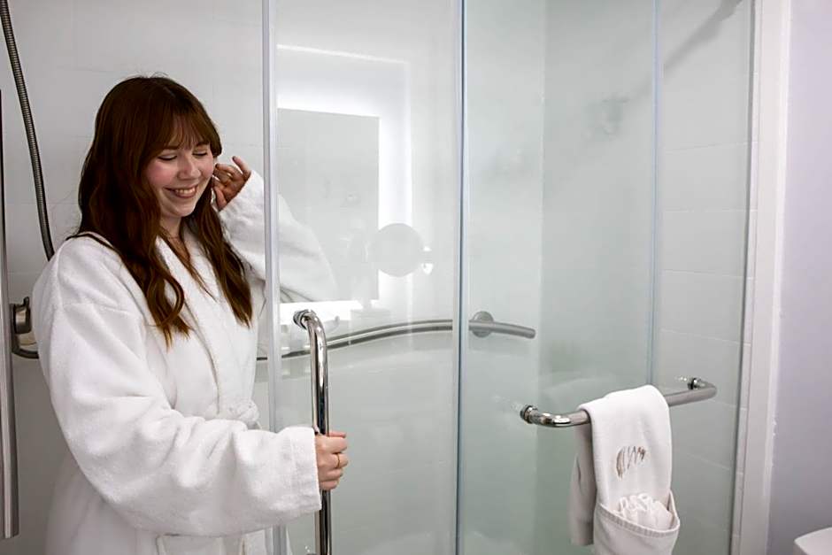 New 2025-Ocean Sands Beach Boutique Inn-Sauna and Salt-Mineral Pool -Free Beach Bikes and Famous Beach-Nightly Popcorn-Bathrobes and Sunscreen in all rooms-Ultra Sparkling-Free Laundry-4 Grand Presidential Black Beds in all rooms-Savings#252-242-SAND