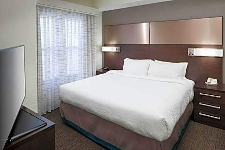 1 Bedroom Larger Suite, 1 King, Sofa Bed, Inside Entrance