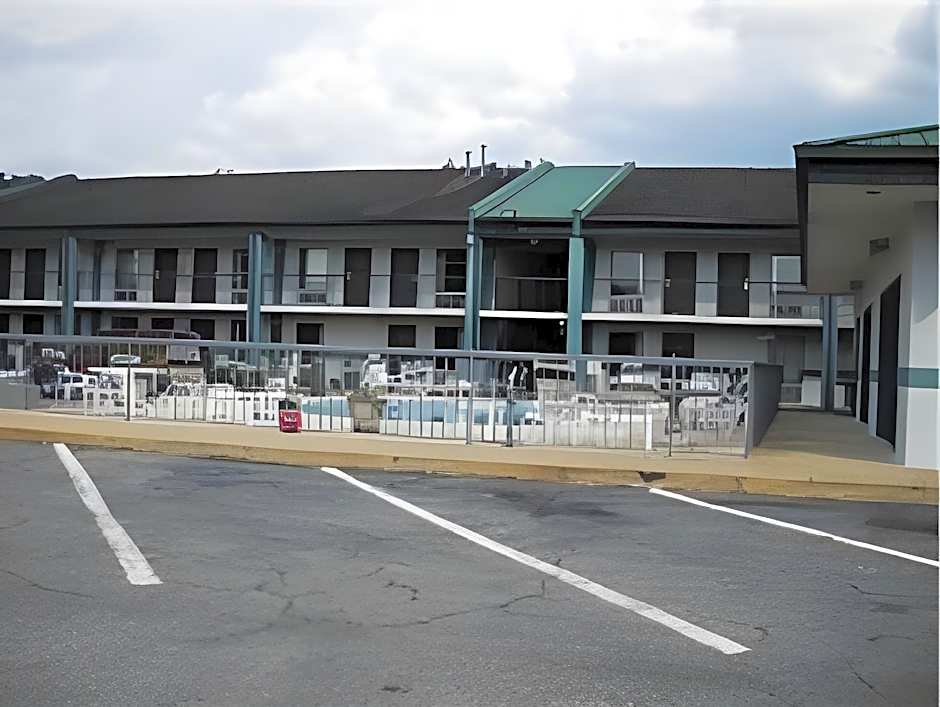 Camilla Inn & Suites
