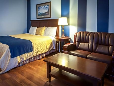 Deluxe King Suite