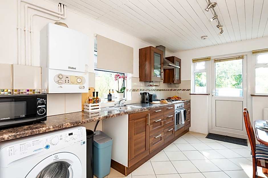 King Room with a shared Kitchen and bathroom in a 5-Bedroom House at Hanwell