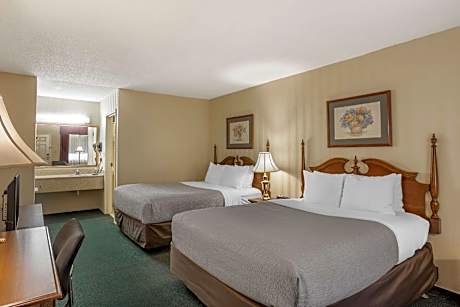 2 Queen Beds - No Smoking, No Pets