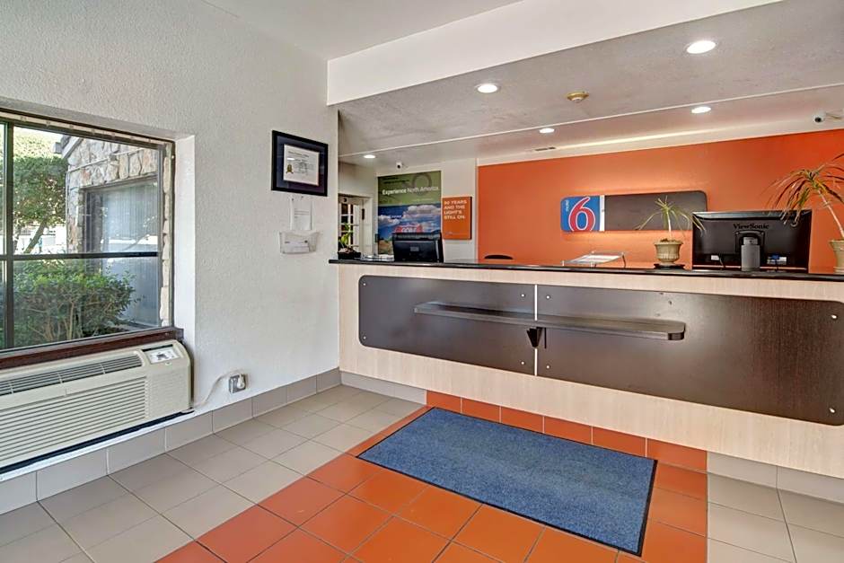 Motel 6-Dallas, TX - Forest Lane