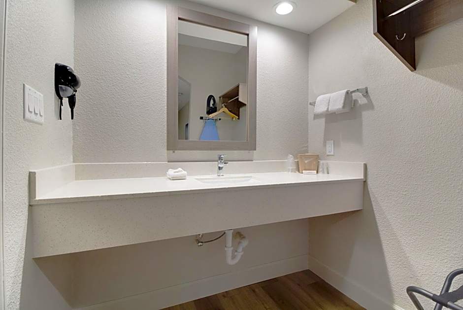 Red Roof PLUS+ Galveston - Beachfront