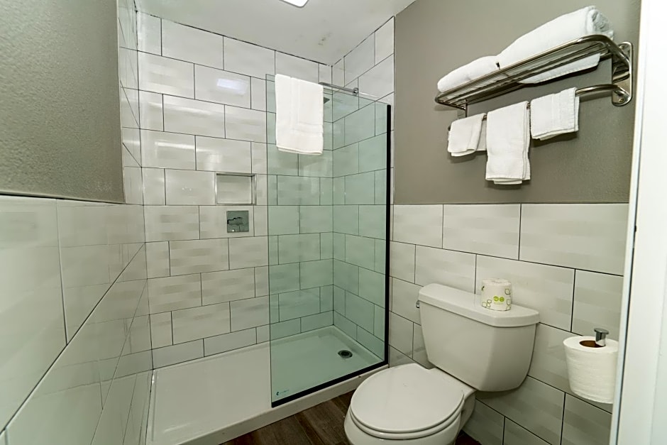 Hollywood Palms Inns & Suites