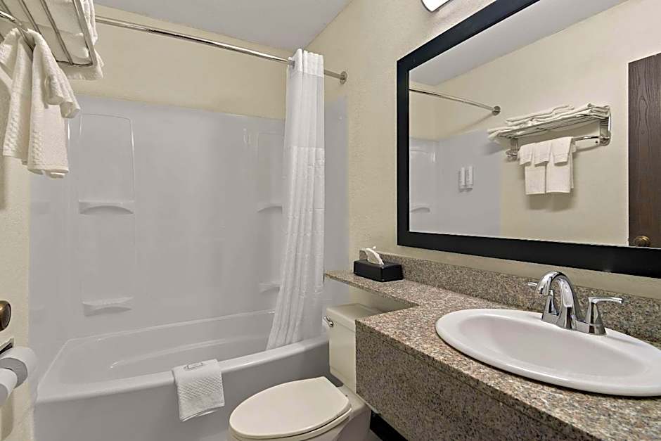 Clarion Pointe Bloomington - Normal near I-55 and University