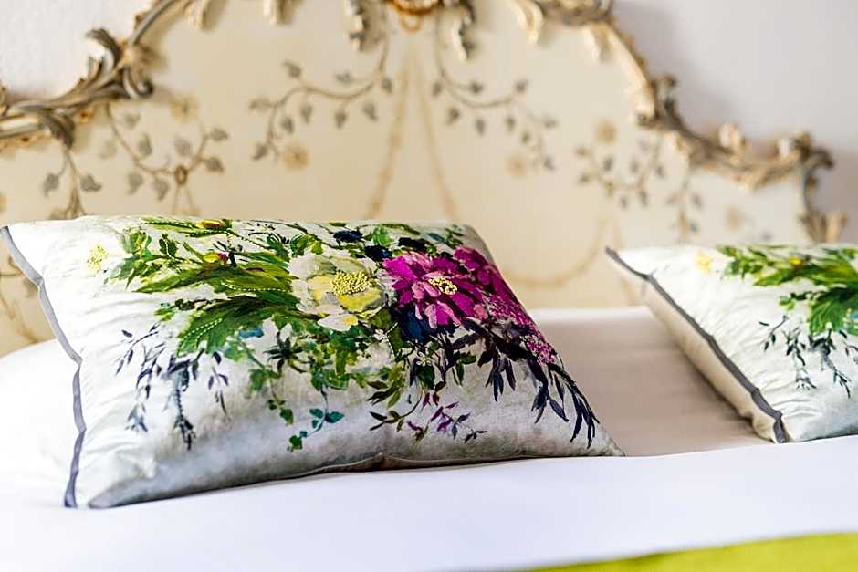 Chateau De Rochecotte