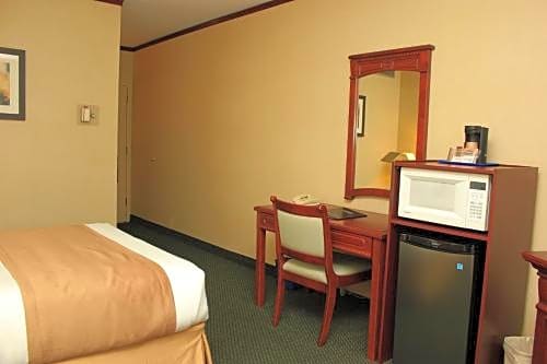 Travelodge Hotel by Wyndham Montreal Airport