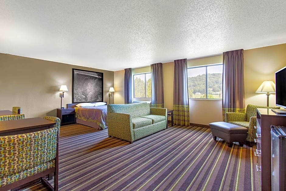 Super 8 by Wyndham Weston WV