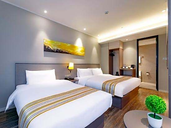 Home Inn Plus (Ningbo Old Bund Tianyi Square)