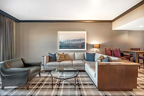 Balcony Suite with 1 King Bed