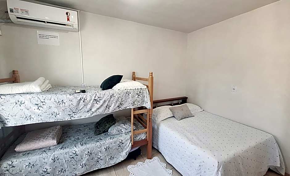 KITNET S2 em TORRES-RS - Na mais bela praia Gaúcha - Cozinha - Banheiro - Ar condicionado - TV smart 32' - Wi-Fi - Estacionamento - Anfitriã Superhost no BnB