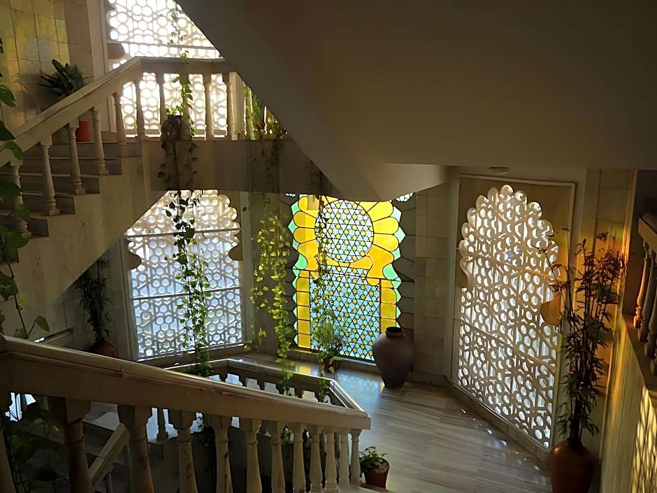 Hilltop Palace – Lake Facing Hotel