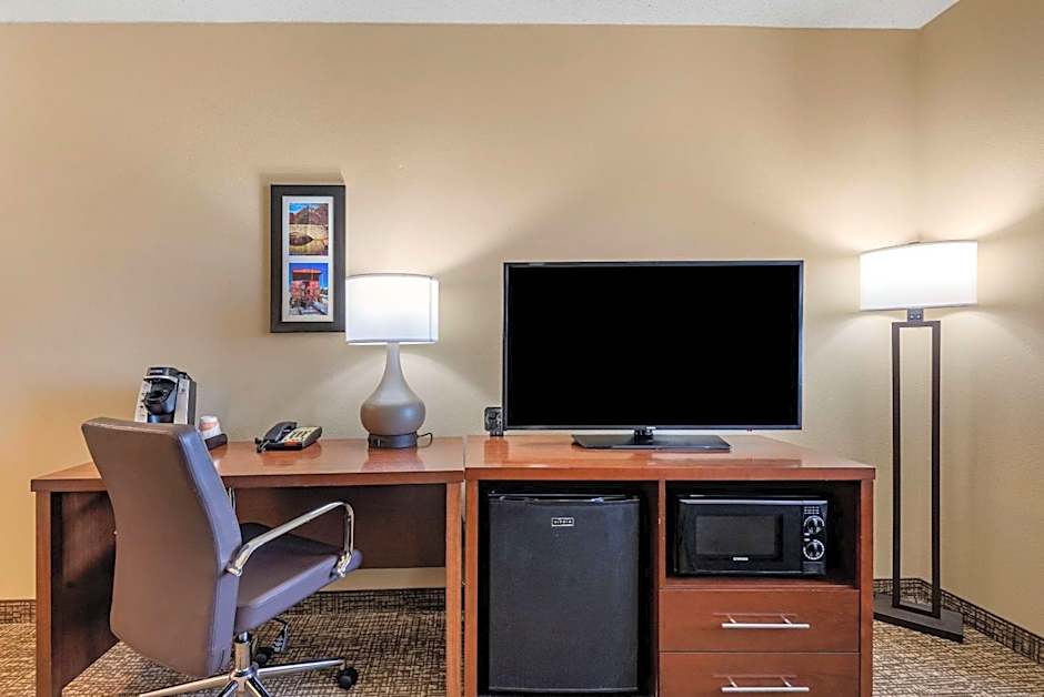 Comfort Suites Huntersville near Lake Norman