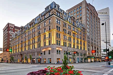 The Cincinnatian Hotel, Curio Collection by Hilton