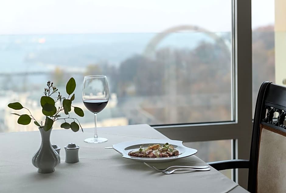 Готель Дніпро Dnipro Hotel