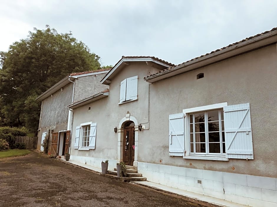 Chambres avec piscine à la campagne