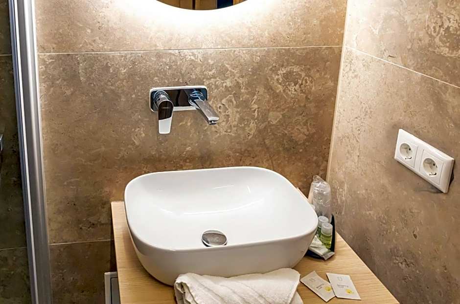 Central Hotel & Lounge Adult Only