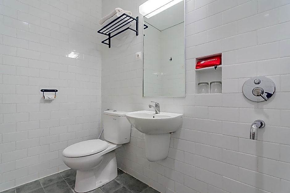 RedDoorz Premium @ Hotel Hebat