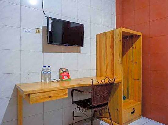 RedDoorz Plus near Alun Alun Selatan