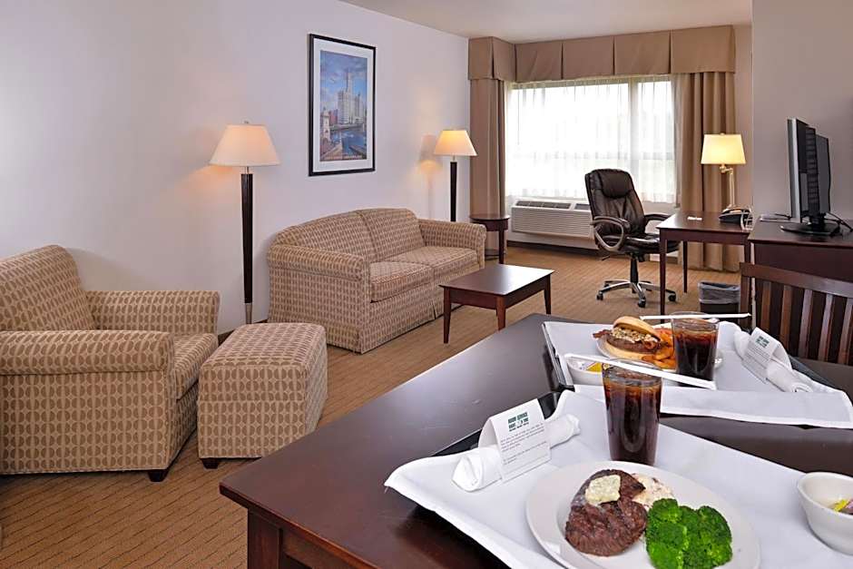 Holiday Inn Madison at The American Center By IHG