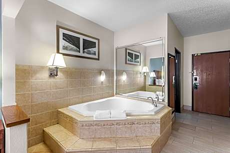 1 Queen Bed Suite Nonsmoking