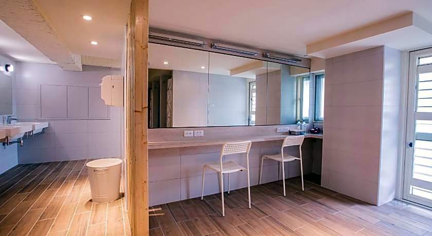 Stray Birds Taichung Hostel