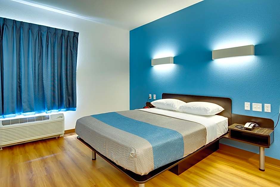 Motel 6-Poplar Bluff, MO