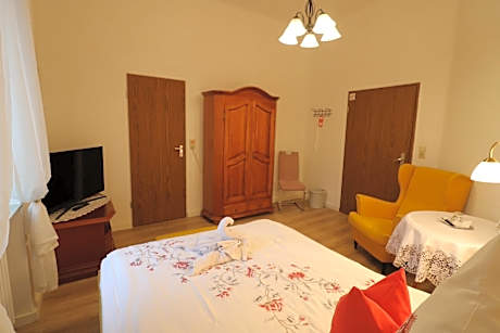 Double Room (1 Adult + 1 Child)