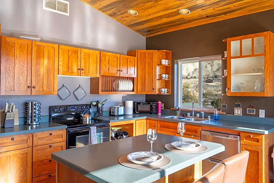 Bison Lodge - Lg Home - 2 bedrooms - less than 5 miles to Yellowstone North Entrance, Sleeps up to 8