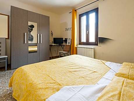 Double room-Standard-Ensuite with Shower-Street View-Poetry