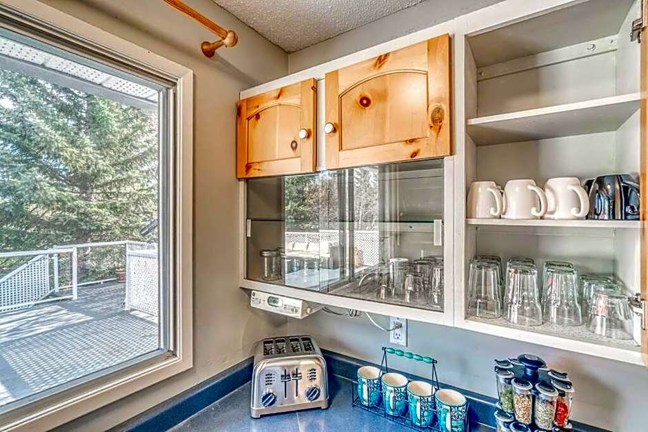 Boho Retreat w/King Bed on Bow River Pathway