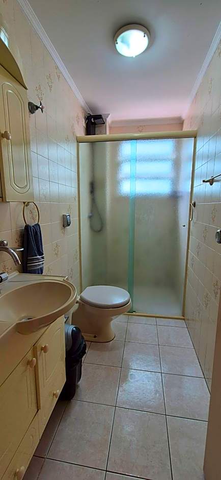 ESD01- Ar Condicionado 5min a pé da Praia da Enseada, Apartamento