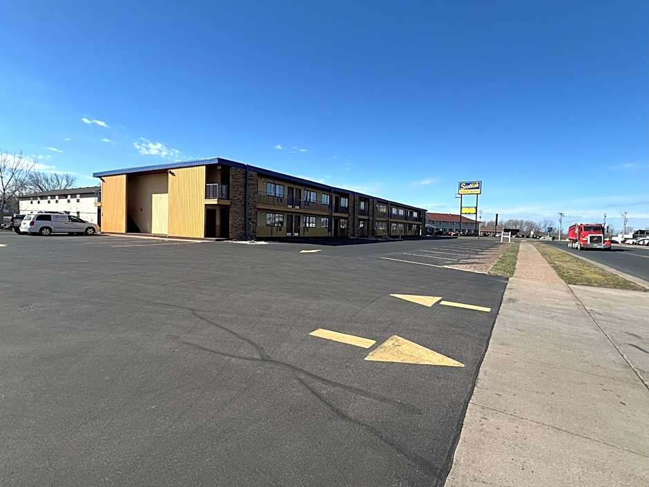 Scottish Inn & Suites - Eau Claire