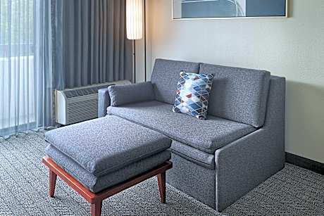 Room, 1 King Bed (Mobility/Hearing Access, Roll-in Shwr) (1 King Bed)