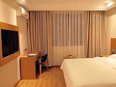 GTI - Feature 1 Bed Room, 1.8M Bed