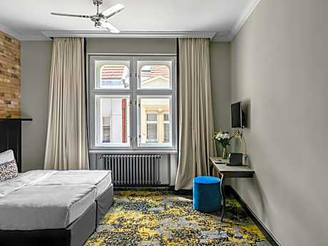 Medium Studio with Kitchenette and Bathtub