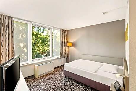 Queen Room with Roll-In Shower - Disability Access