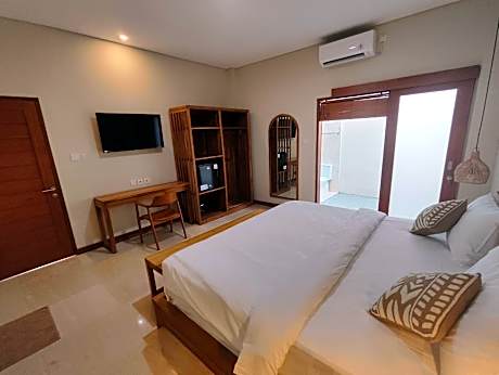 Deluxe - 1 King Bed Corner Room with Bath View