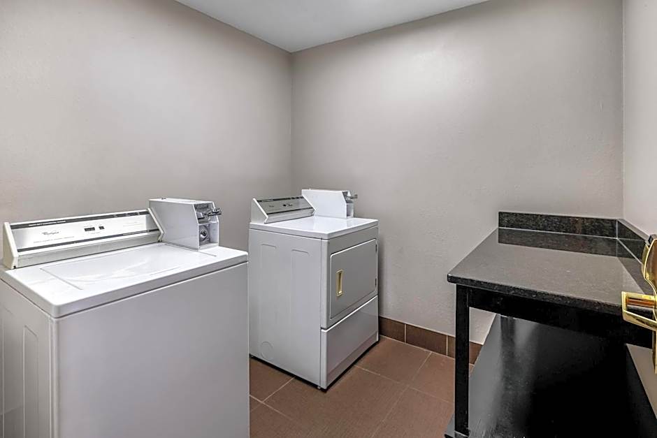 La Quinta Inn & Suites by Wyndham Louisville East