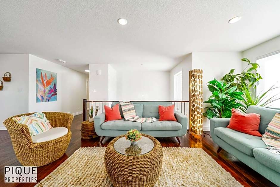Tropical Oasis - King Beds - Free Netflix & Parking - Fast Wi-Fi