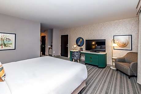 King Suite with Sofa Bed - Hearing Accessible