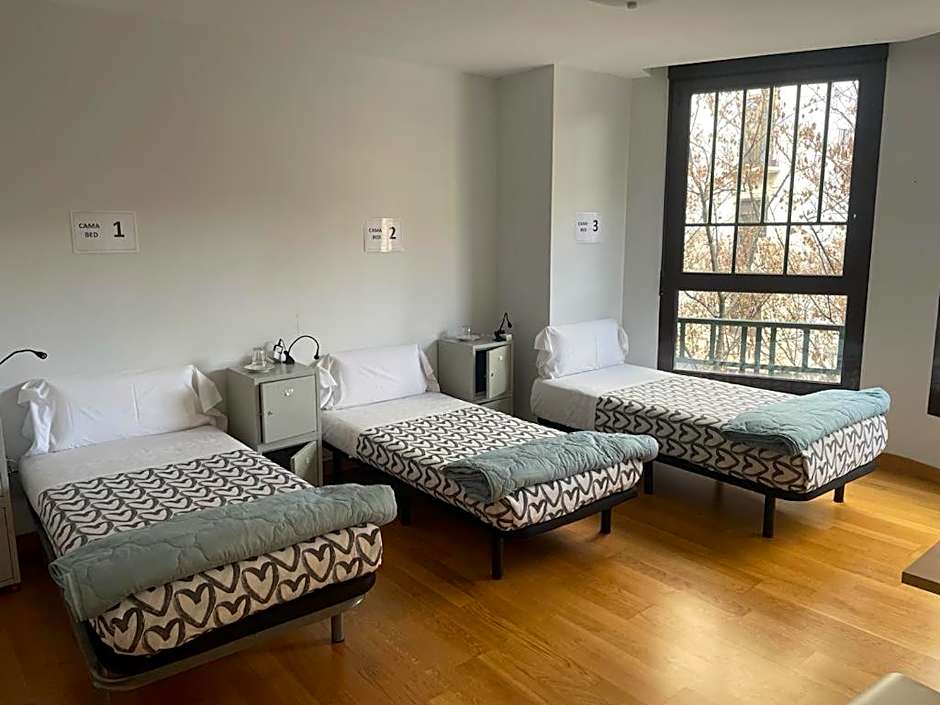 Foto 1 di 2 di Single Bed in Female Dormitory Room