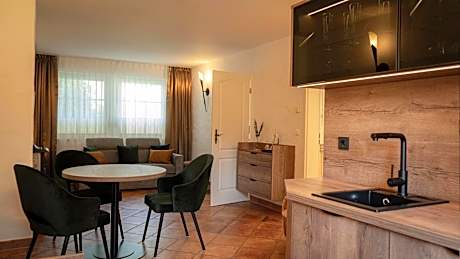 Suite (1-4 Adults)