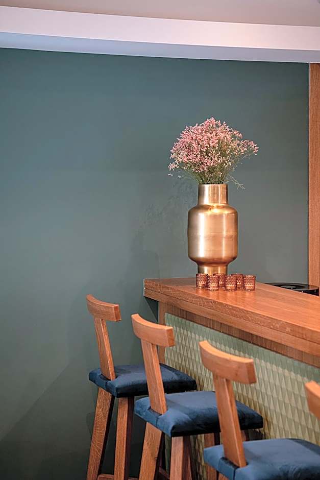 Miss Marrone City Hotel