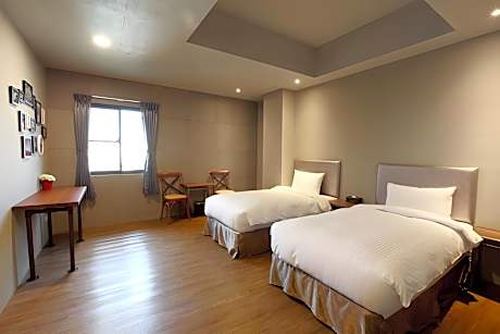 Twin (two single sized beds)