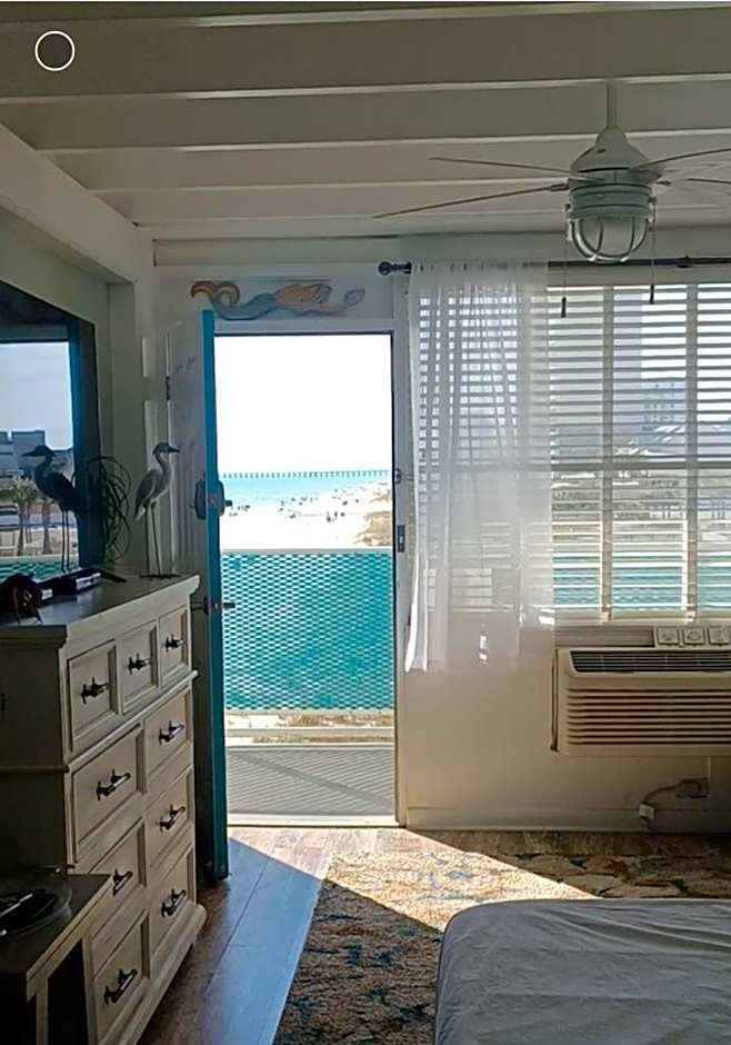 COUPLES GETAWAY, HONEYMOON SWEET, Perfectly Cozy Beach Front Condo with kitchen, pool, free parking,CHECK-IN AT DOOR